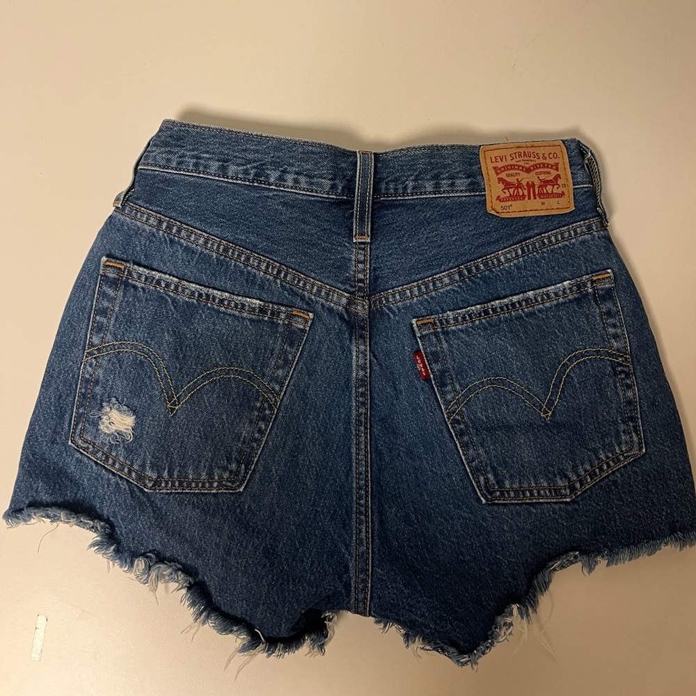 Levi’s distressed high rise shorts medium wash denim size 26